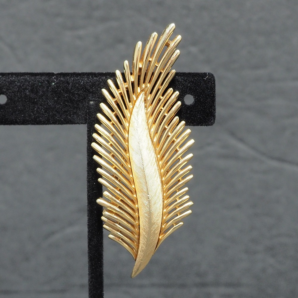 Crown Trifari Brooch Feather Pin Textured Gold Tone Fringed Vintage MCM Large